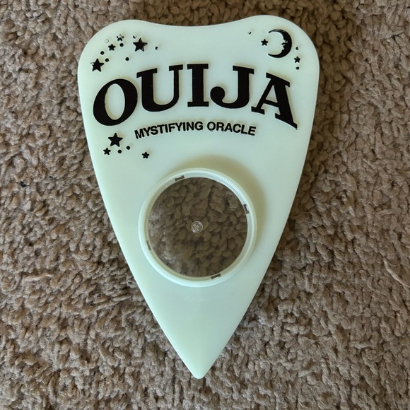 Ouija Board Game - Glow in the Dark - Picture 3 of 9